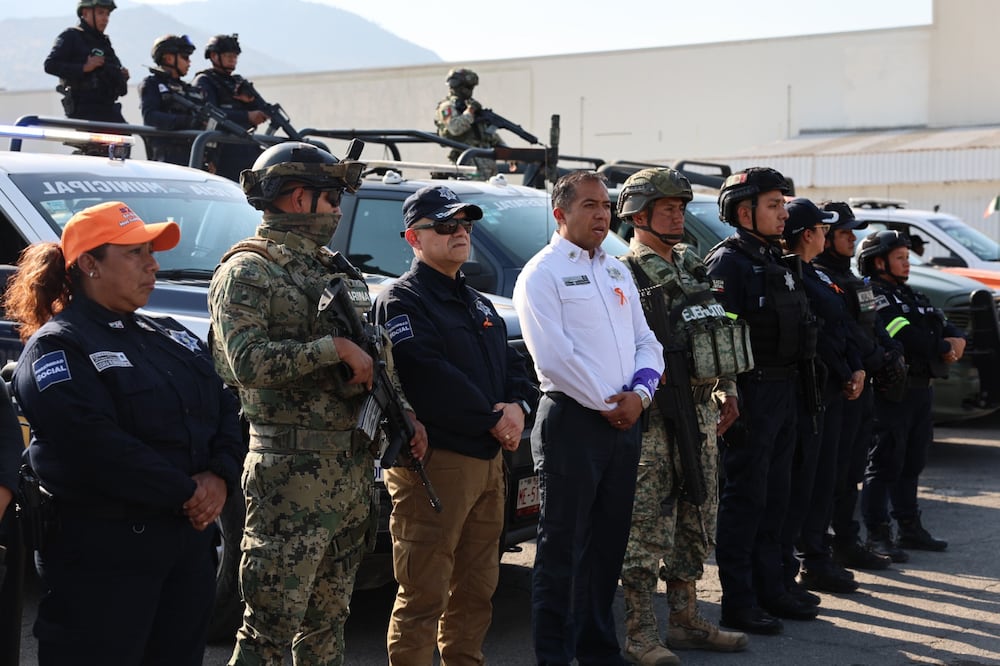 Mil elementos de fuerzas de seguridad municipales, estatales y federales vigilarán 75 tianguis navideños en Ecatepec durante la temporada decembrina. (Foto: especial)