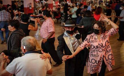 ¡Es gratis! Lleva a tu mamá a bailar salsa y a ver lucha libre femenil en el Monumento a la Revolución