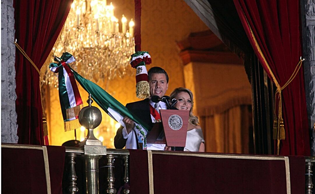 El mandatario y su esposa, Angélica Rivera de Peña, desde balcón de Palacio Nacional. (Foto: Lucía Godínez)