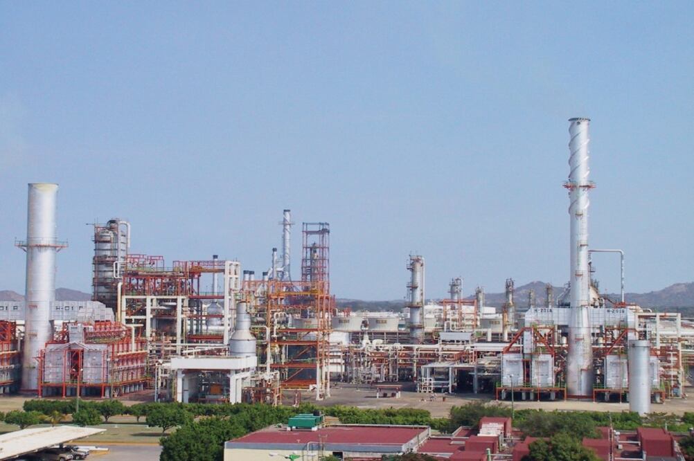 El pasado 14 de junio la SFP inició cuatro procedimientos administrativos relacionados con un contrato de obra pública en una refinería (ARCHIVO EL UNIVERSAL)