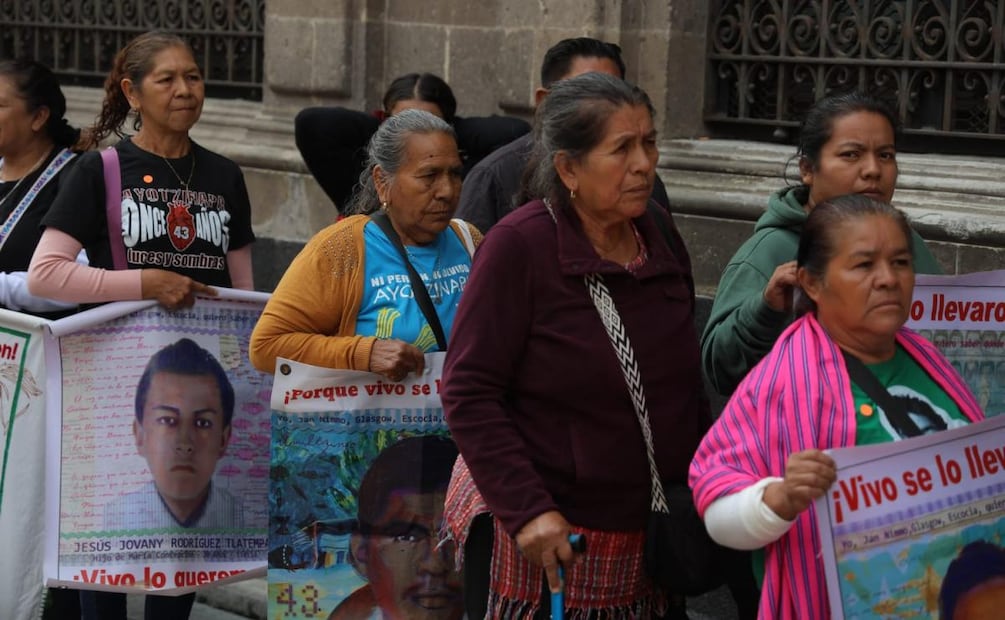 Familiares de los 43 de Ayotzinapa llegan a Palacio Nacional para reunirse con la presidenta Claudia Sheinbaum a un mes de cumplirse 12 años de su desaparición (27/08/2026). Foto: Gabriel Pano / EL UNIVERSAL