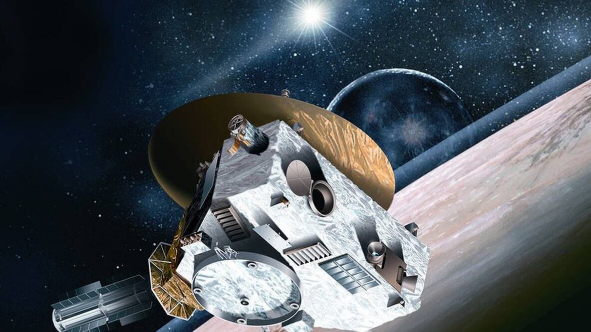NASA New Horizons fue lanzada en 2006 con la misión, según la NASA, "de ayudarnos a comprender los márgenes de nuestro Sistema Solar, hacer un primer reconocimiento del planeta enano Plutón y aventurarnos en el misterioso y distante Cinturón de Kuiper".