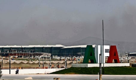 Sedena condecora a general encargado de la construcción del AIFA