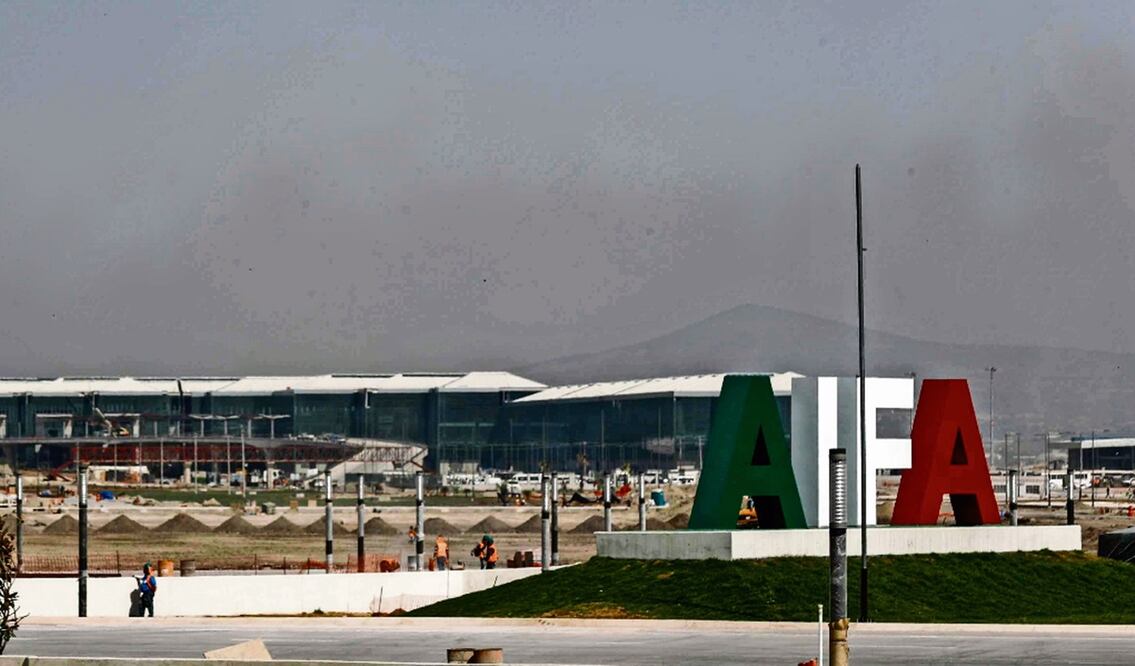 El subsecretario de la Sedena, Agustín Radilla, entregó el reconocimiento al general Gustavo Vallejo, quien ahora tiene a su cargo la construcción del Aeropuerto de Tulum y un tramo del Tren Maya. Foto: archivo/EL UNIVERSAL