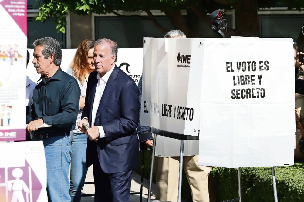 El ex candidato presidencial de Todos por México José Antonio Meade sólo obtuvo 64 votos en la casilla donde emitió su sufragio, en Coyoacán; en la imagen, a su salida de la mampara electoral. Foto: ARCHIVO EL UNIVERSAL