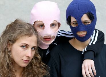 Integrantes de Pussy Riot son sentenciadas a 13 años de prisión en ausencia por protestar contra la guerra en Ucrania
