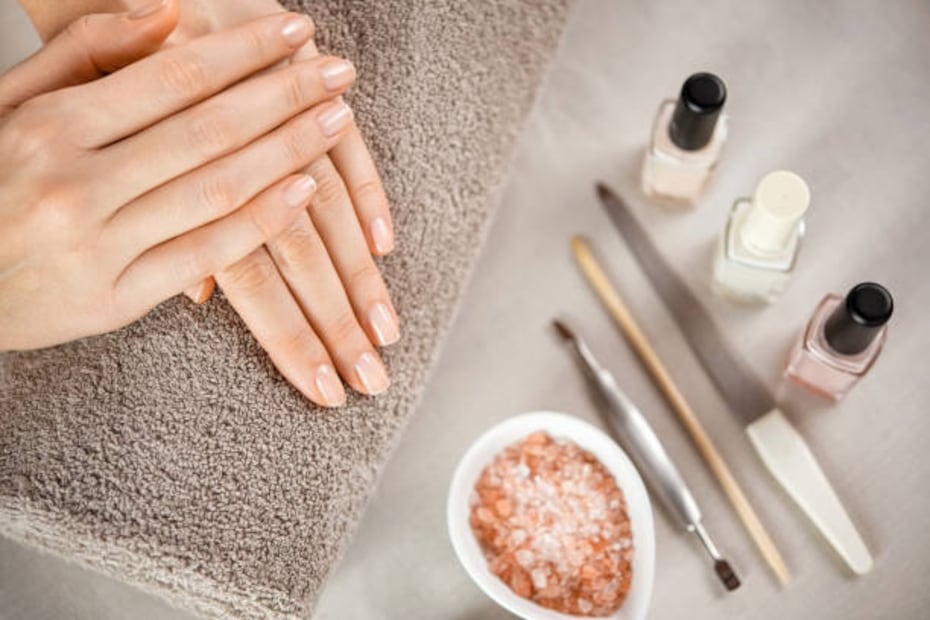 Antes de aplicar esmalte, cuida tus uñas y ponles una mascarilla para hidratar. Foto: Pixabay