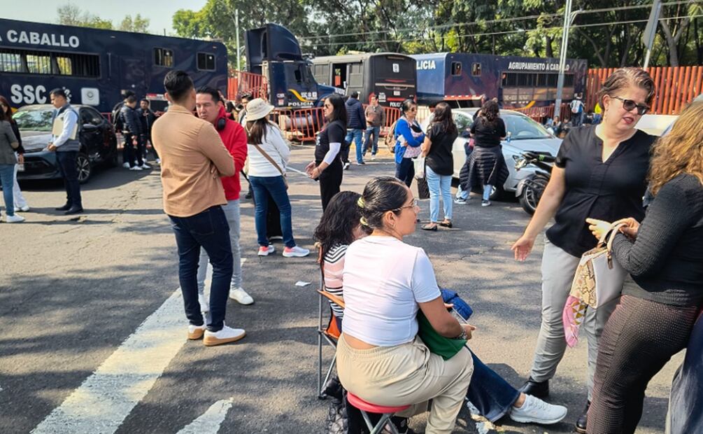 Afuera trabajadores del Poder Judicial protestan contra la reforma judicial. Foto: Luis Camacho/EL UNIVERSAL