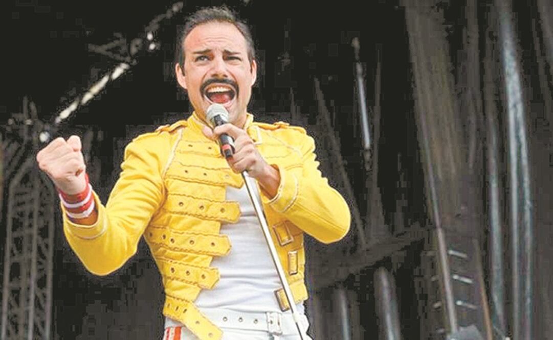 El vocalista del homenaje se caracterizó como el fallecido músico. Foto: CORTESÍA