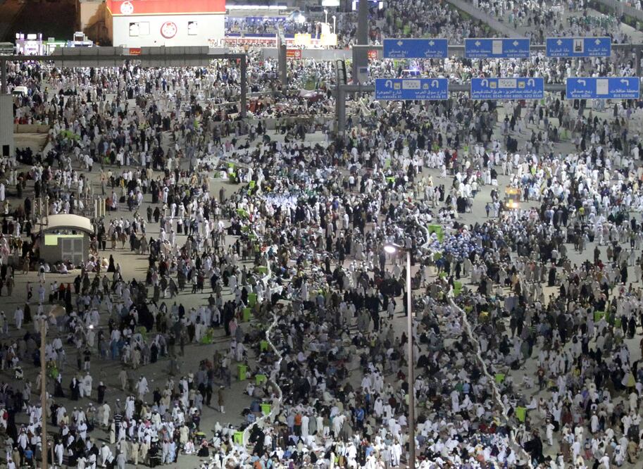 Este sábado, grupos de peregrinos se desplazaban desde la mañana hacia el puente Jamarat para el último de los tres días de lapidación (EFE)