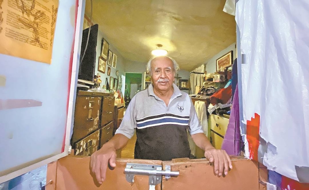 Durante sus años de trabajo en la Sociedad, don Julio Gutiérrez asegura que fue feliz con las directivas que pasaron. Hoy, en el inmueble ubicado en el Centro Histórico, le cierran espacios a él y a su familia. Foto: Berenice Fregoso/ El Universal.