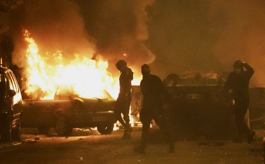 Las fuerzas policiales se enfrentan con jóvenes en Nanterre, en las afueras de París, el jueves 29 de junio de 2023. Foto: AP