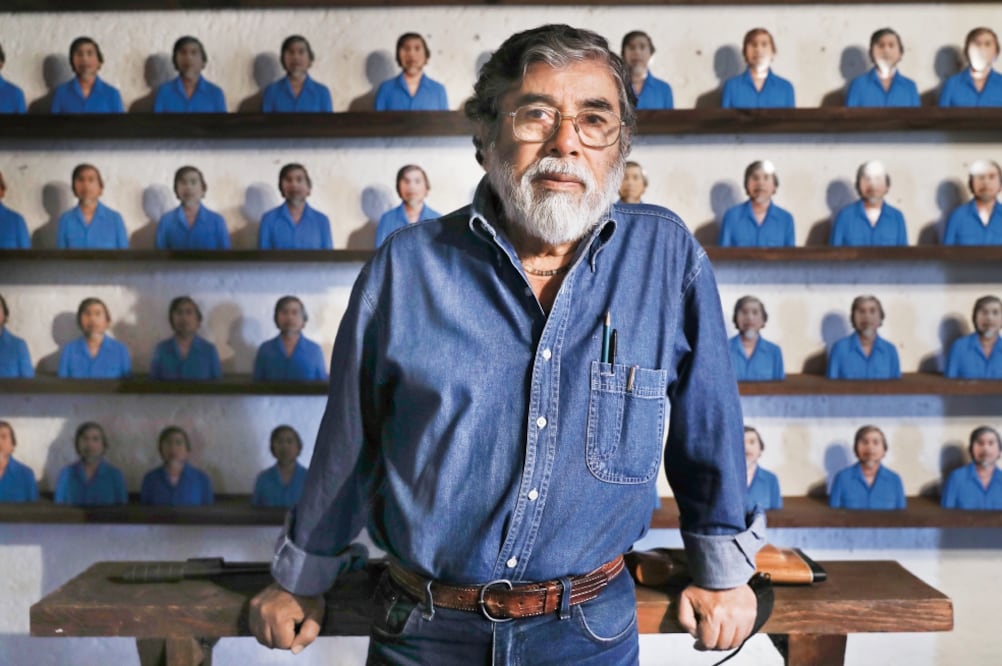 Detrás del artista Nahum B. Zenil se encuentra una pieza que contiene autorretratos multiplicados. Hace 45 años el pintor y dibujante comenzó a representarse en su obra. (FOTOS: CRISTOPHER ROGEL BLANQUET)