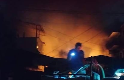 Incendio consume mercado de San Luis Potosí; hay dos muertos