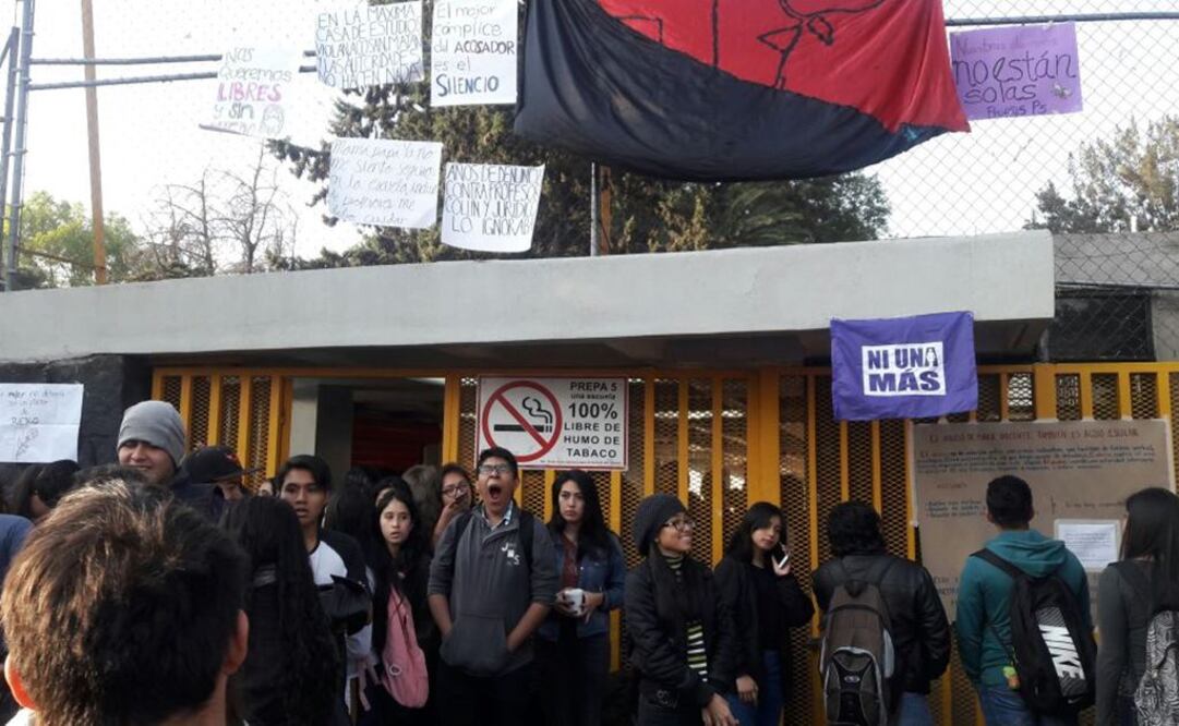 Los jóvenes se encuentran afuera del plantel, desde las 06:00 horas. Foto: Especial