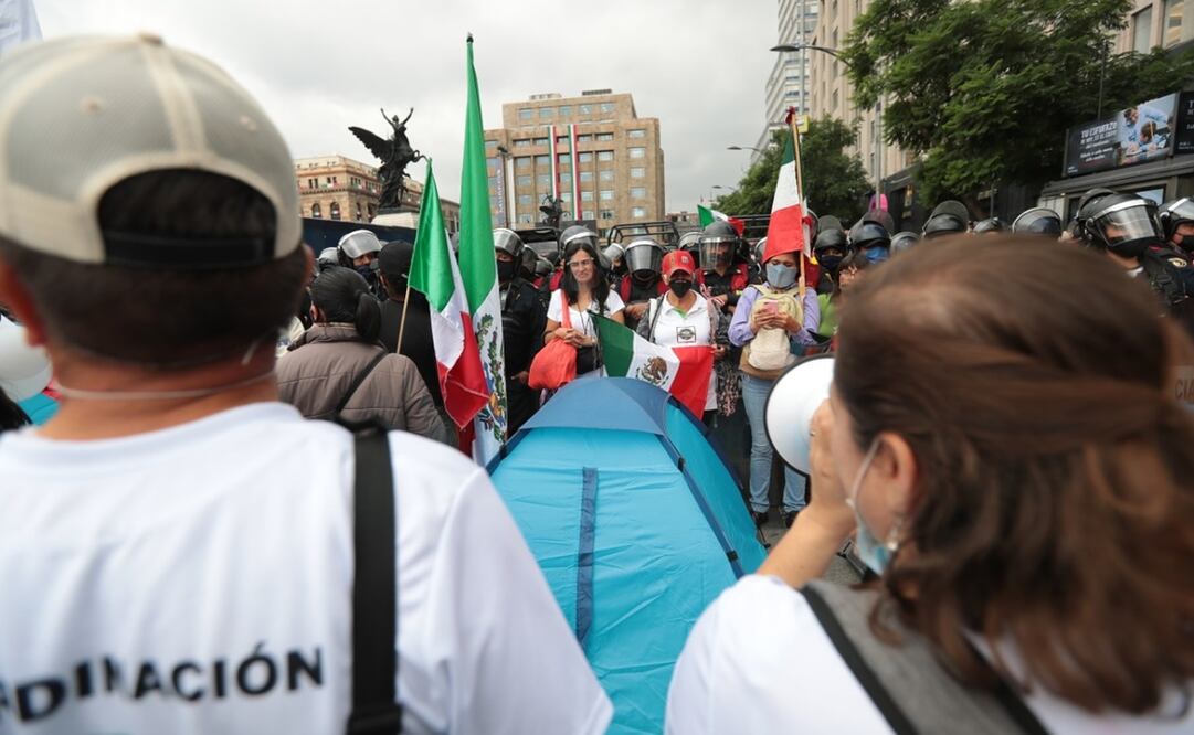 Instalaron casas de campaña en Avenida Juárez, entre Reforma y Eje Central. Foto: Juan Boites / EL UNIVERSAL