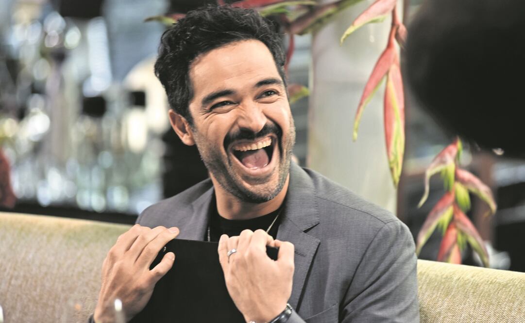 Interpreta a un actor que se enamora de su compañera de elenco, a quien busca conquistar con mentiras.