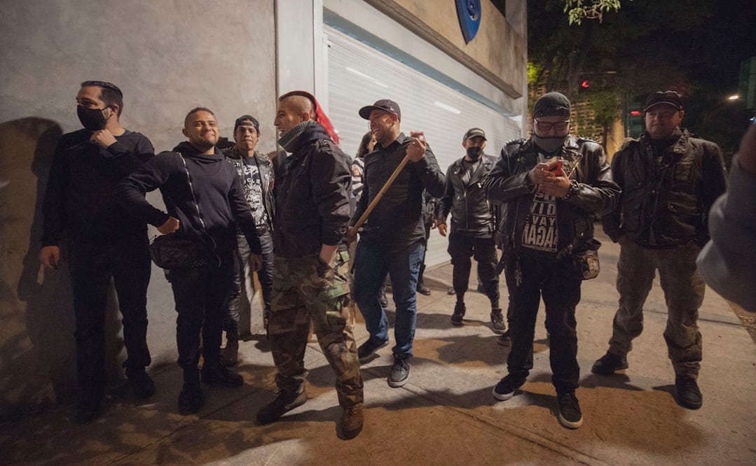 Los Punks Reyes Magos son mucho más que solo tres. Los más antaños fueron también metaleros y rockers que se sumaron a cargar bolsas gigantescas, que apenas aguantaban, caminando del Valle de Ecatepec al Centro de la ciudad. Foto: Edgar Silva Fuentes