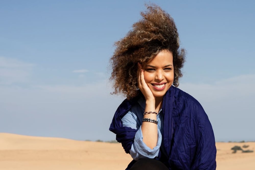 Ebbaba Hameida es vicepresidenta de Reporteros Sin Fronteras en España. Inspirada en la experiencia de cubrir conflictos bélicos publica Flores de papel. Crédito: María Navarro Sorolla.