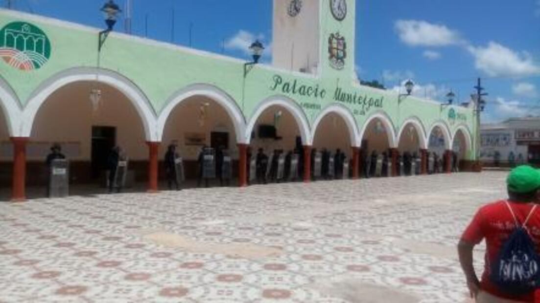 Pobladores golpean a policías y vuelcan patrulla en Tzucacab, Yucatán