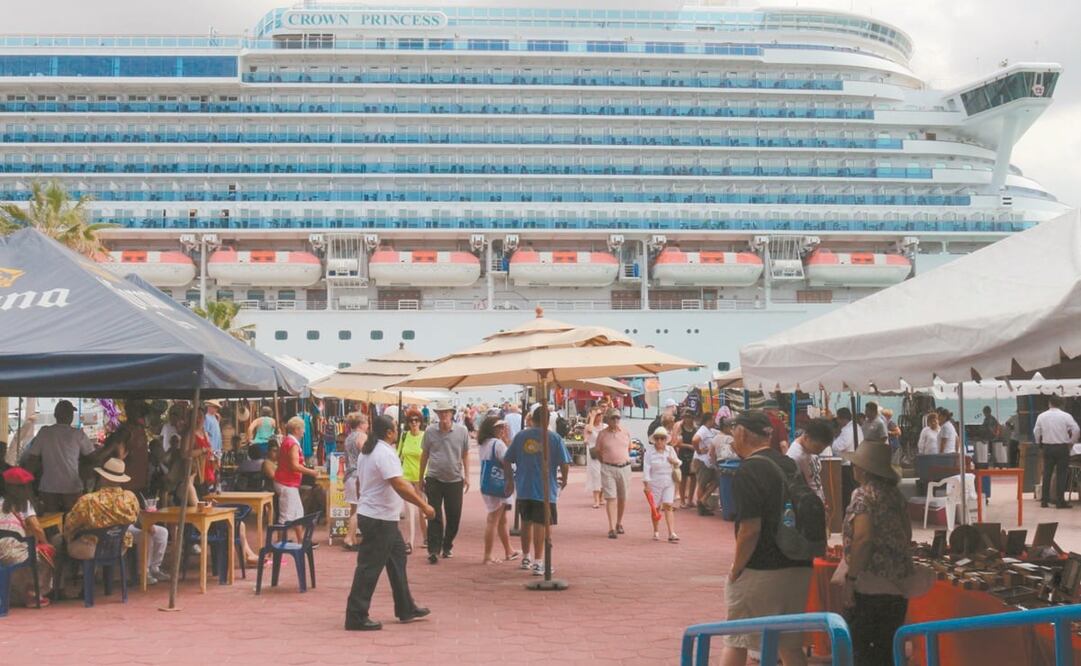 Todos los pasajeros que llegan en crucero deben estar vacunados y con prueba PCR negativa, señalan. Foto: Especial.