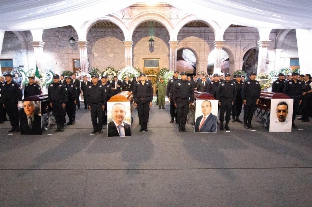 Los féretros de Humberto Suárez, Germán Ortega, Martín Godoy y Arturo Ducloux fueron flanqueados con guardias de honor en el Palacio de Gobierno. Foto/CHARBELL LUCIO. EL UNIVERSAL