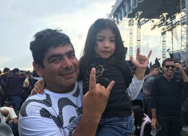 Niños "metaleros" acompañan a sus padres en el KnotFest