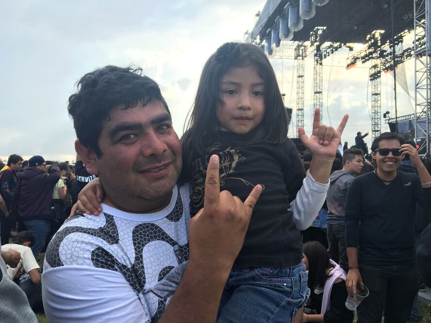 Niños "metaleros" acompañan a sus padres en el KnotFest