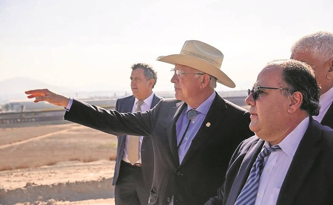 El embajador de EU en México, Ken Salazar (centro), visitó la construcción de la garita Otay 2. Tomada de Twitter.