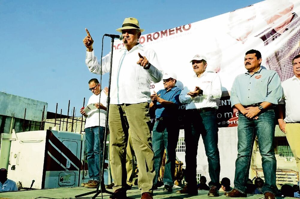 El candidato de Morena, Octavio Romero, fue arropado por su dirigente nacional, Andrés Manuel López Obrador. Expuso que en su gobierno habrá apoyo para los pequeños y medianos empresarios (ESPECIAL)