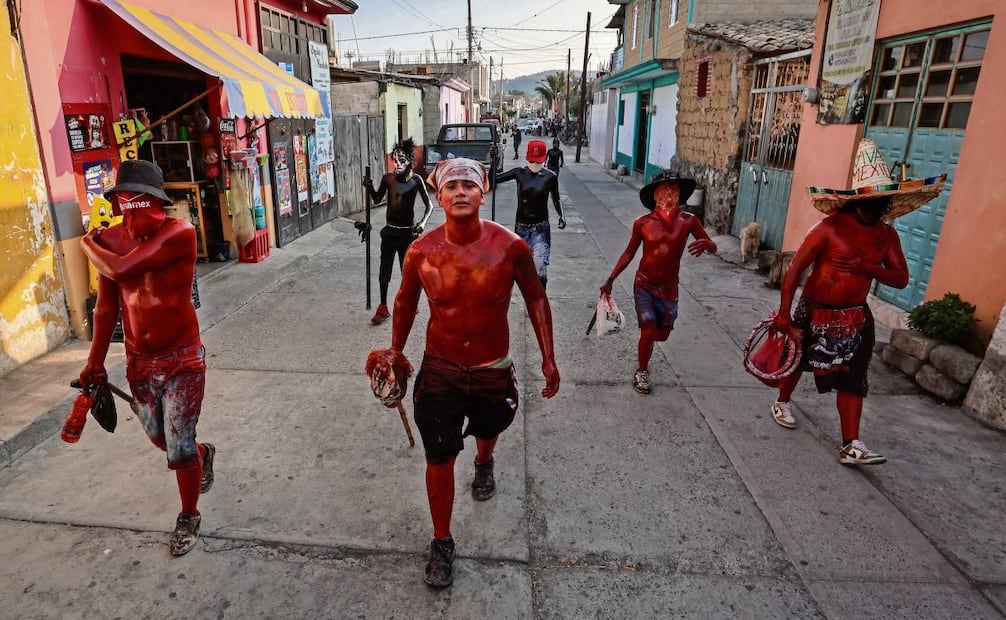 A lo largo de los años, esta tradición ha pasado por varias generaciones; el baile de los xinacates se considera una ofrenda al volcán Popocatépetl. Foto: Luis Camacho / EL UNIVERSAL