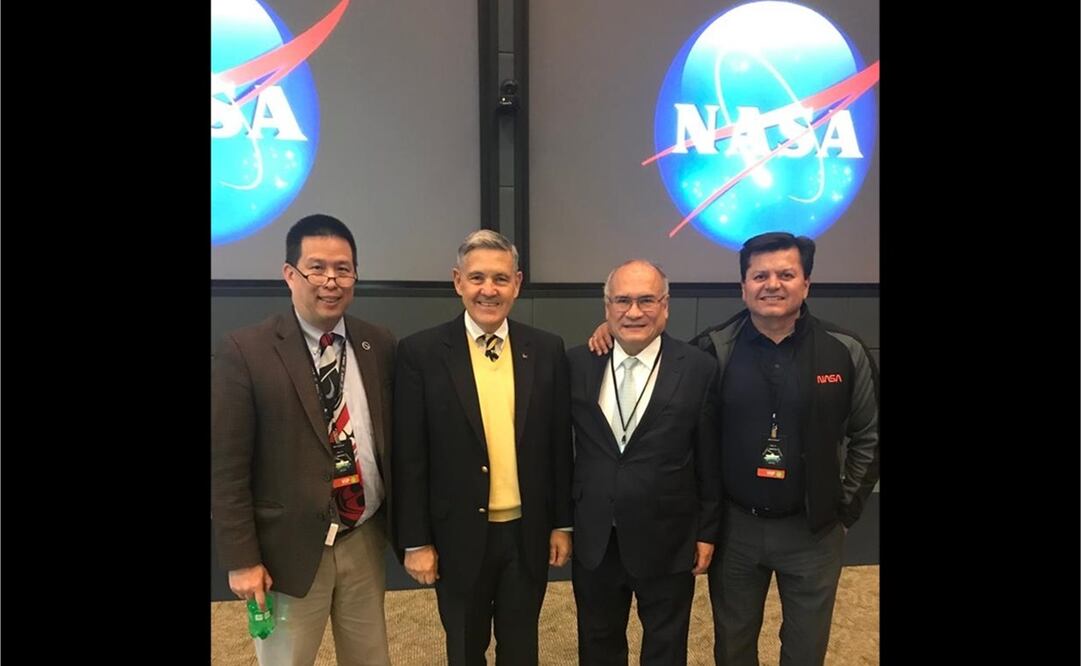 De izq. a der. Eugene L. Tu, director del Centro AMES de NASA; un invitado especial; Dr. Salvador Landeros Ayala, Director General de la AEM; y Andrés Martínez, Ejecutivo de Programas Espaciales de la División de Sistemas Avanzados de Exploración de NASA.