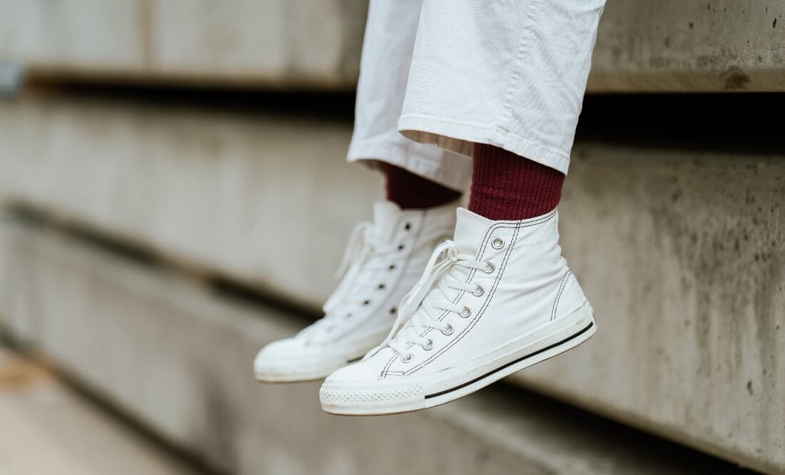 Con estos sencillos pasos, tus zapatillas quedarán impecables. Foto: Pexels