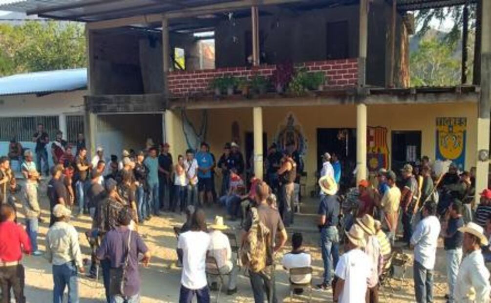 Sostienen encuentro líderes de autodefensas de Michoacán