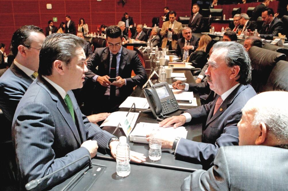 El senador del PVEM Carlos Alberto Puente Salas, con el coordinador del PRI en el Senado Emilio Gamboa, durante la sesión extraordinaria (SENADO)