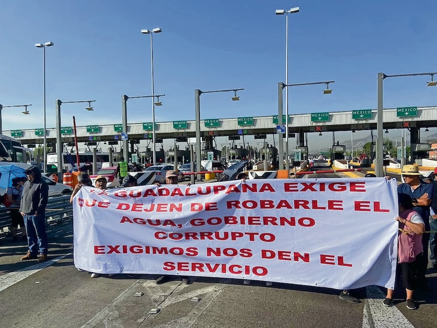 Vecinos de la Unidad Habitacional La Guadalupana bloquearon por cinco horas la autopista México-Pachuca, a la altura de Ojo de Agua. Foto: Emilio Fernández | El Universal