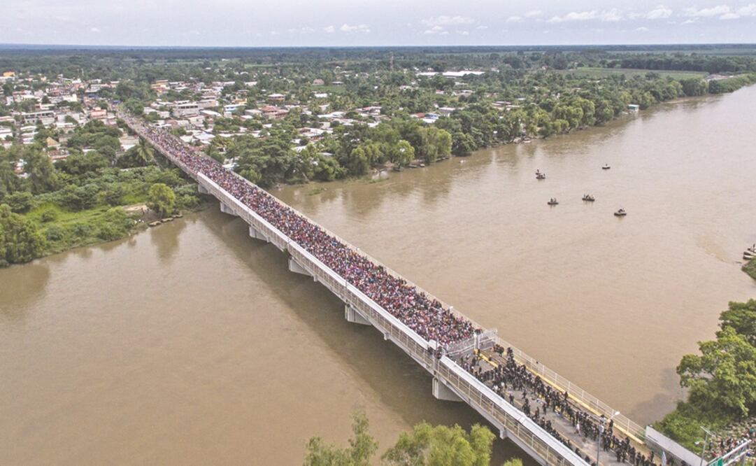 La caravana de migrantes hondureños fue frenada con una barrera fronteriza en el puente internacional Guatemala-México, en Chiapas. Foto: PEDRO PARDO. AFP