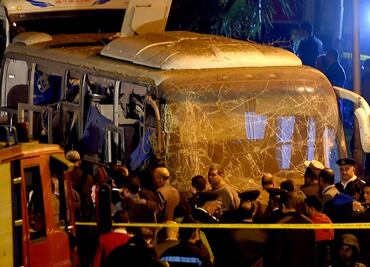 Suman 4 muertos y 10 heridos tras explosión en autobús en Egipto