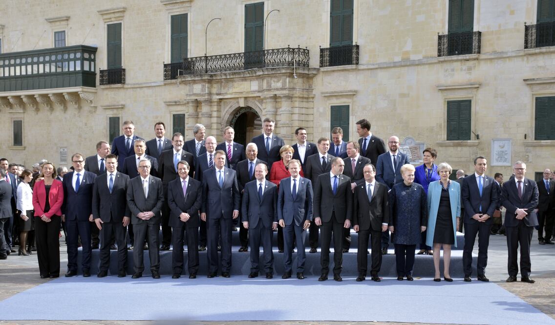 Los líderes de los países de la Unión Europea (UE) posan para la fotografía grupal frente al Palacio Presidencial en La Valeta, Malta (Foto: Xinhua)