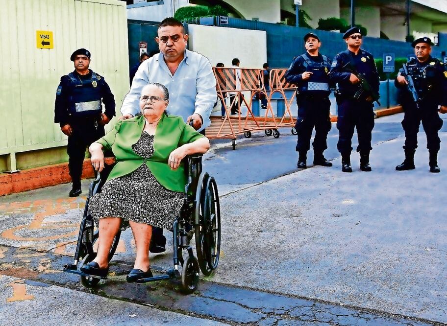 El cuerpo de la señora Consuelo Loera Pérez fue trasladado ayer a su lugar de origen, La Tuna, en la sierra de Badiraguato, para ser velado por su familia y amistades, y posteriormente sepultarlo. Foto: Ginnette Riquelme / Archivo AP