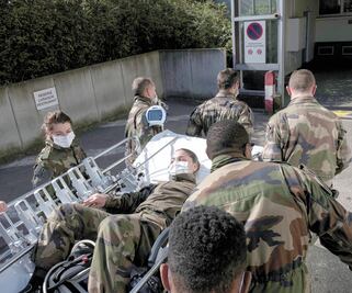 España: rebasan casos capacidad de hospitales