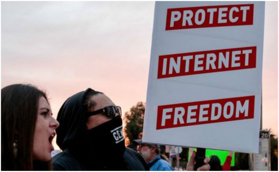 La FCC aprobó en diciembre la propuesta de Pai para revocar las normas por las cuales los proveedores de Internet trataban de manera equitativa el tráfico, fijadas en 2015