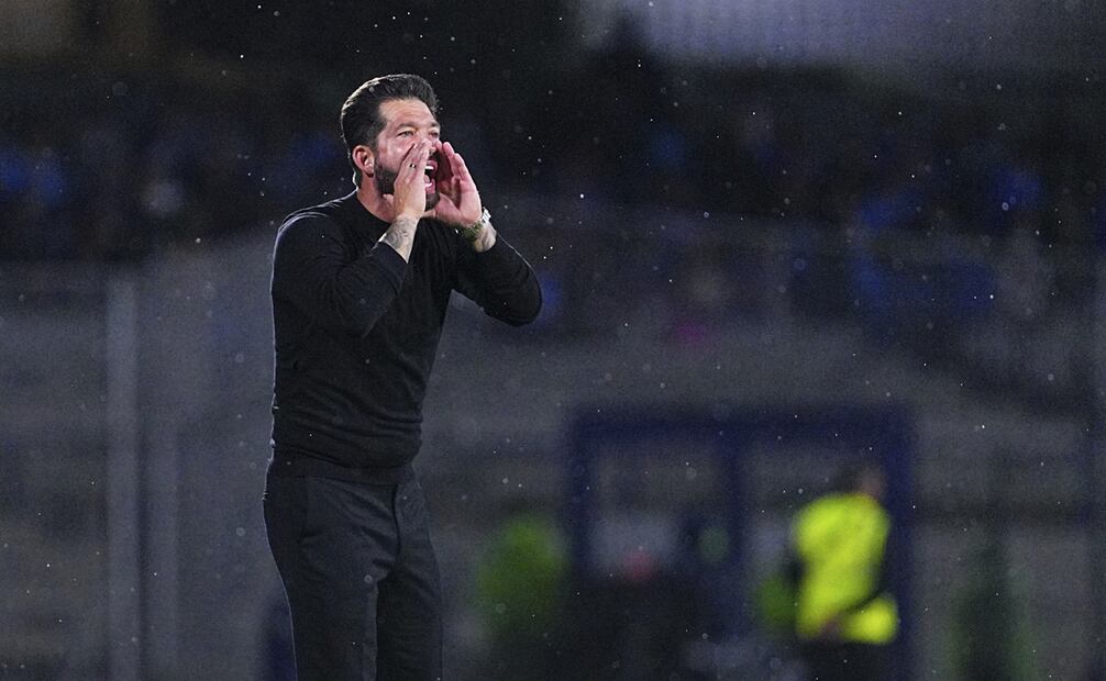 El técnico de los Gallos Blancos del Querétaro durante el partido contra Cruz Azul | FOTO: Imago7