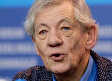 Ian McKellen, actor de "El señor de los anillos", es hospitalizado tras caer de un escenario