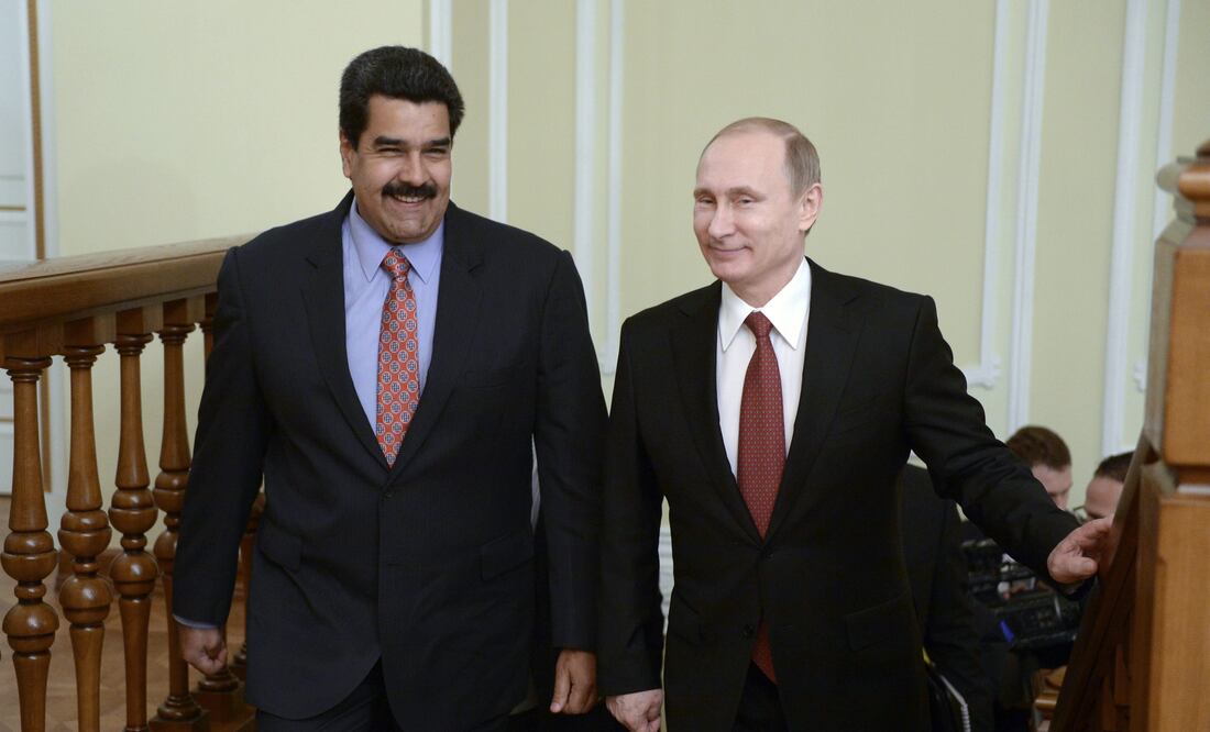 El presidente de Rusia, Vladímir Putin (d), y su homólogo Nicolás Maduro, durante su reunión en la residencia campestre del presidente ruso en Novo Ogariovo, a las afueras de Moscú, Rusia, el 15 de enero de 2015 (Foto: EFE/Archivo)