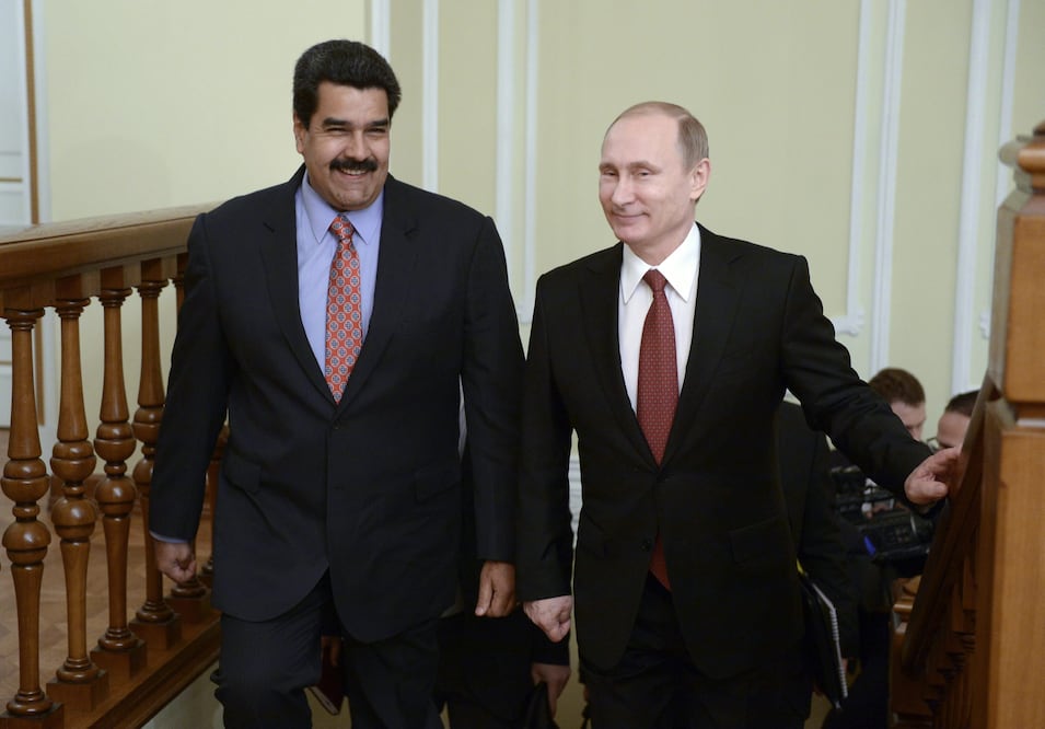 El presidente de Rusia, Vladímir Putin (d), y su homólogo Nicolás Maduro, durante su reunión en la residencia campestre del presidente ruso en Novo Ogariovo, a las afueras de Moscú, Rusia, el 15 de enero de 2015 (Foto: EFE/Archivo)