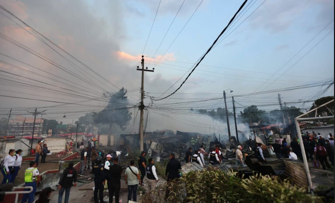 Fuerte incendio consume viviendas de cartón en el Campamento 1 de octubre, ubicado en las inmediaciones de la estación del Metro Lindavista, alcaldía Gustavo A. Madero, el 2 de mayo de 2025. Foto: Francisco Rodríguez/EL UNIVERSAL