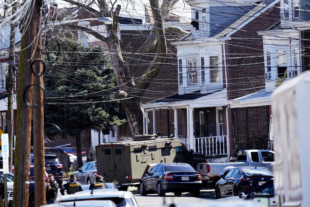 La policía rodea una casa en Trenton, Nueva Jersey. Un sospechoso se atrincheró en la casa y mantuvo rehenes después de matar a tiros a tres personas en los suburbios de Philadelphia. Foto: AP