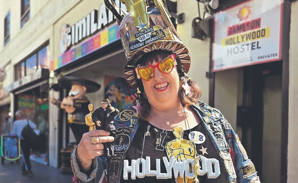 Viviane Robinson, fanática de la ceremonia desde hace 19 años, prefiere no preocuparse y en su lugar muestra su apoyo a su película favorita, Frankenstein, con una figurilla del director mexicano Guillermo del Toro. Foto: Jesús Díaz/ EL UNIVERSAL