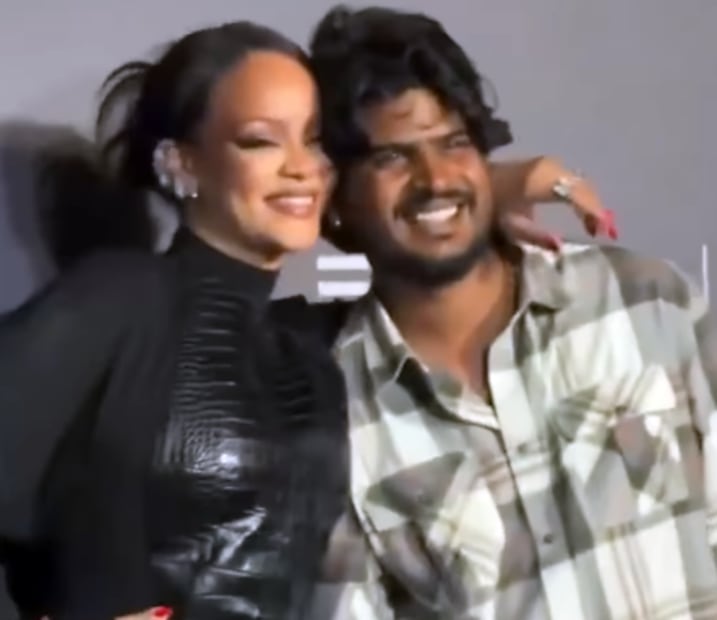 Rihanna accede y se toma foto con fotógrafo.